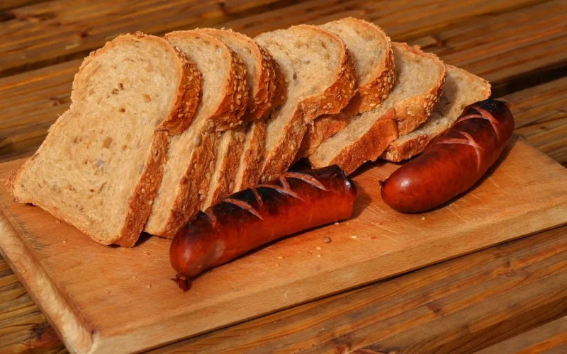 kiełbasa polska, grill, chleb, grillowanie, kiełbaski, jedzenie, kiełbasa, grilować, wyroby regionalne, kiełbasa wiejska, kiełbasa swojska, chleb wiejski, tradycyjne jedzenie