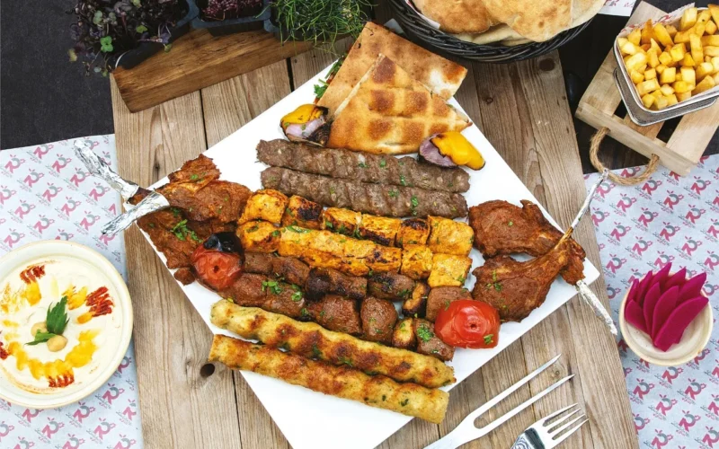 półmisek biryani, baranina, szaszłyk, kebab seek, biryani, sałatka, talerz, pakistańskie jedzenie, kuchnia azjatycka, kebab z kurczaka, kebab z baraniny, posiłek, rodzinny posiłek, jedzenie na imprezę, kuchnia pakistańska, mieszkanie leżało, widok z góry