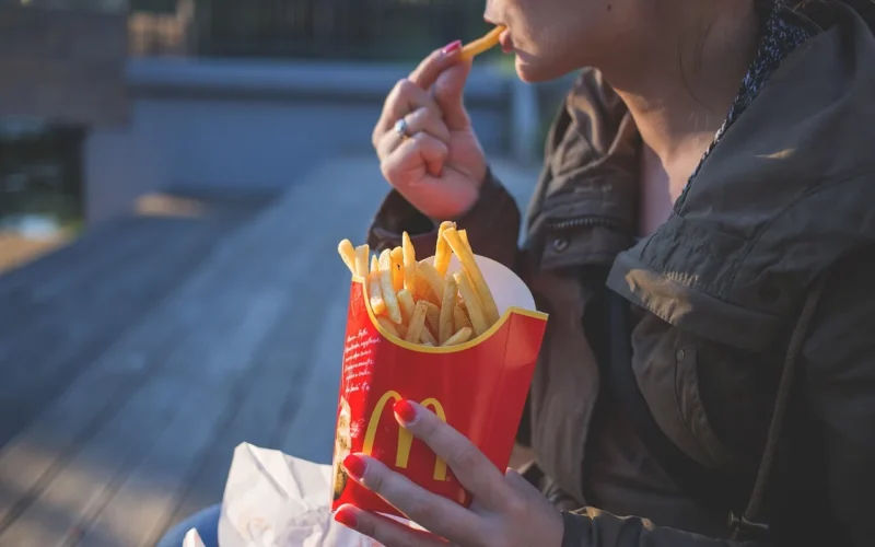 frytki, fast food, mcdonald's, jedzenie, płeć żeńska, palce, dziewczynka, ręce, kobieta, jeść, frytki, fast food, fast food, fast food, fast food, fast food, mcdonald's, jeść