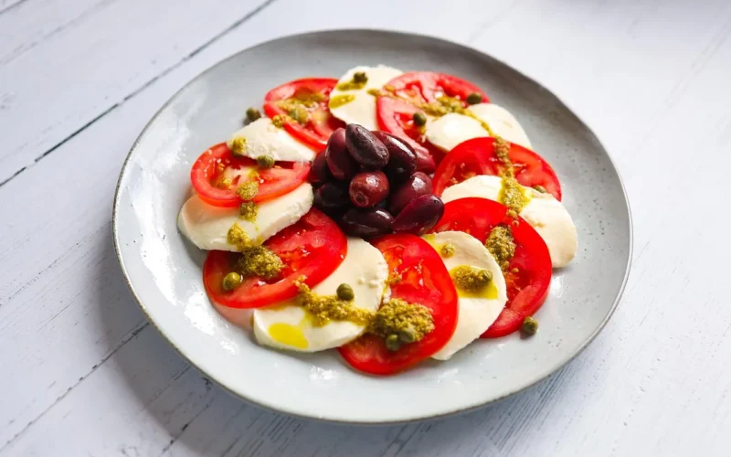 sałatka mozzarella, mozzarella caprese, sałatka caprese, caprese, sałatka, pomidory, ser mozzarella, wegetariański, włoski, pyszny, świeży, zdrowy, śródziemnomorski, smaczny, jedzenie, rozrusznik