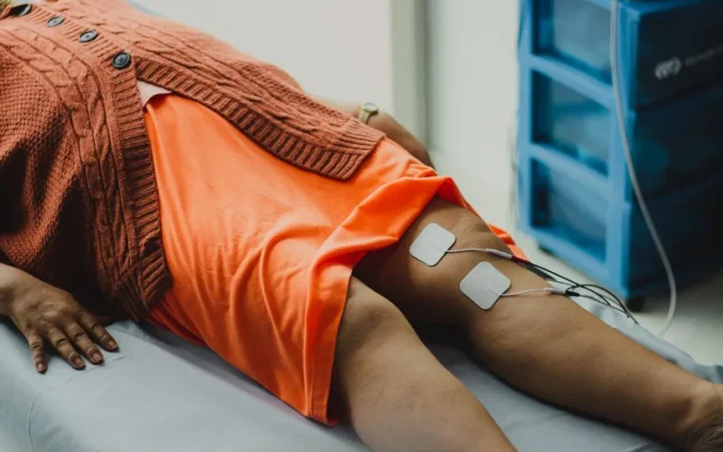 Trening EMS (elektrostymulacja mięśni) – czy warto inwestować w sesje i urządzenia domowe?