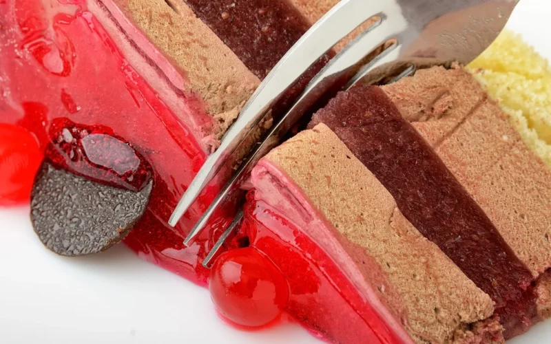 jedzenie, ciasto, portion, deser, czekolada, płyta, sweet, icing, fork, indulgence, eating, plasterek, objects, tła, brązowy, single, bakery, przekąska, gourmet, layer, effortless, ciemny, krem, owoc