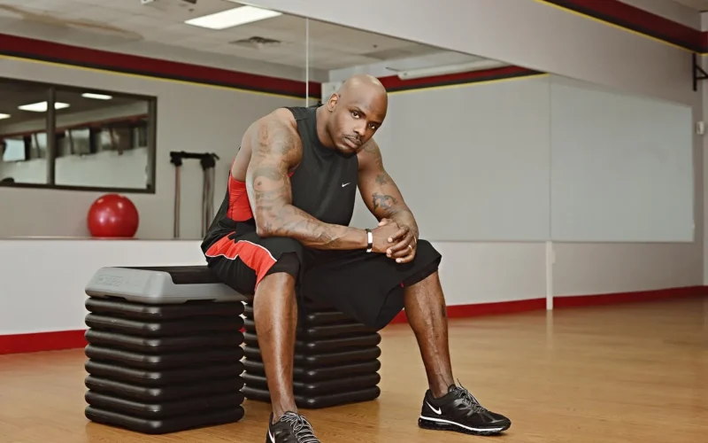 zdatność, facet, czarny, ćwiczenia, trening fitness, fitness człowiek, mężczyzna, centrum fitness, szkolenie, trener, mięśnie, szczęśliwy, zdrowy, sporty, siłownia, step aerobik, brązowy fitness, brązowy szczęśliwy, brązowy siłownia, brązowe ćwiczenia, brązowy szkolenia, brązowy zdrowy, brązowy treningu, brązowy sport, brązowy szczęścia