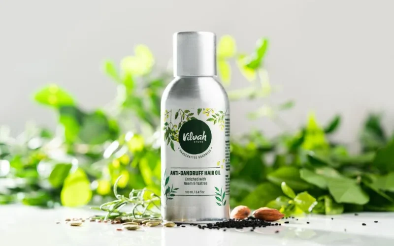 Anti-dandruff hair oil with neem and tea tree extracts, set with natural ingredients.